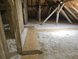 Zateplení stropu zděné budovy školy pomocí foukané izolace